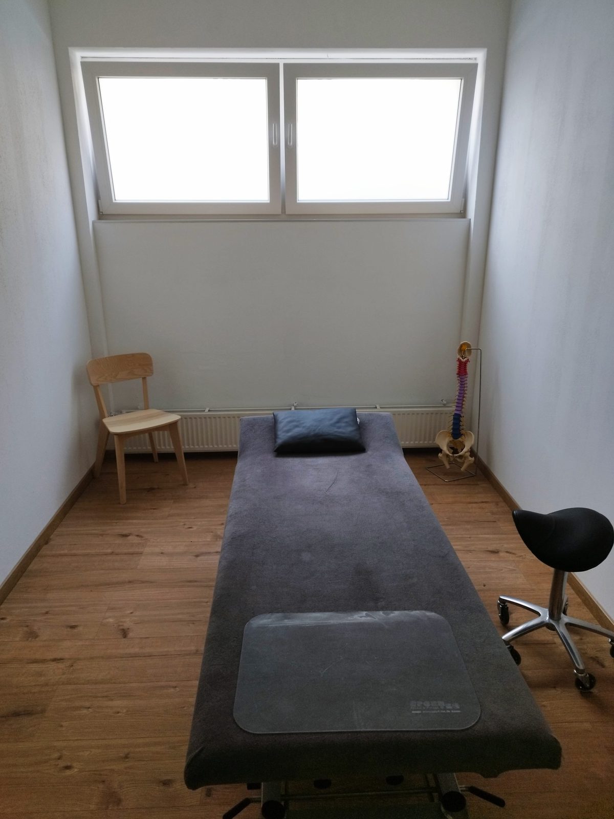 Heller Behandlungsraum mit Therapieliege bei Ihr Physio Freudenberg